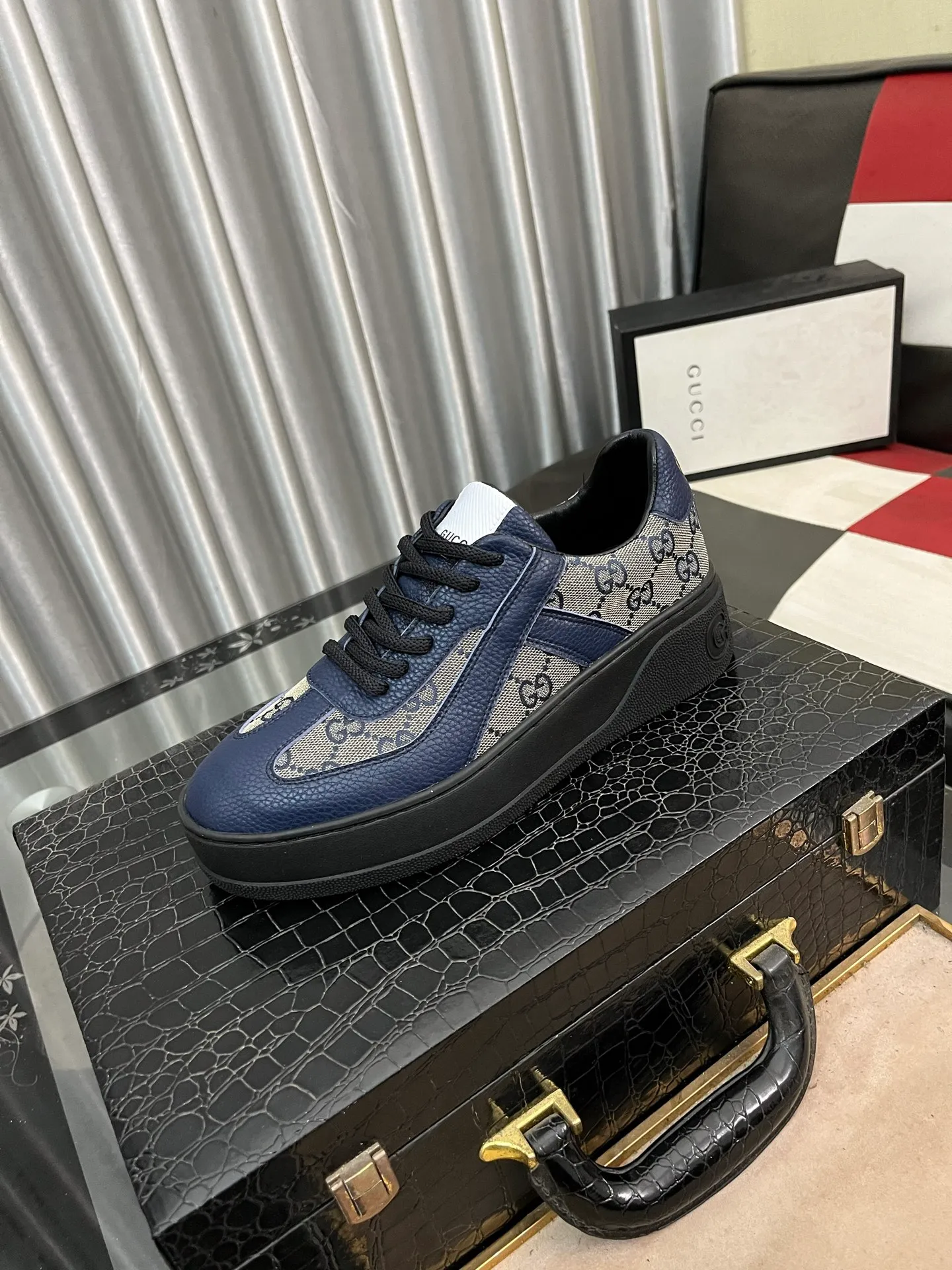 Men's shoes💰420⌚️⌚️[GUCCI] Gucci men's casual shoes are absolutely popular🔥The ultimate matching item for trendy men! The charm of super texture is irresistible, the main recommendation, the flower leather color is bright! The upper is made of high-quality cowhide with branded fabrics, pigskin lining for the feet, and wear-resistant rubber sole, which is noble and elegant! Extremely comfortable🎁🎁You can be as handsome as you want💪 38-443️⃣colors available
